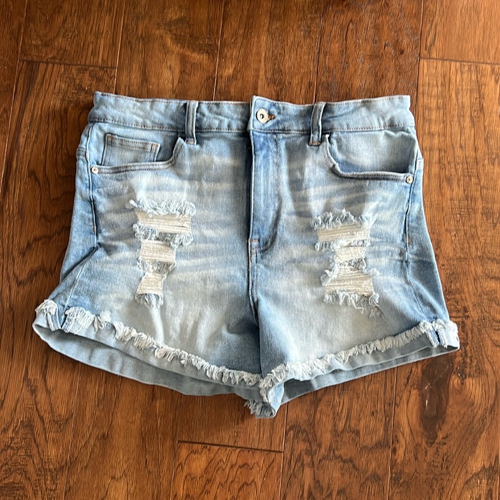 Women’s/Juniors  13/31 distressed denim shorts